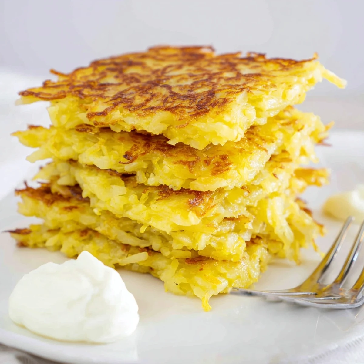 Krosse deutsche Kartoffelpuffer, perfekt zum Servieren mit Apfelmus oder Sauerrahm. 