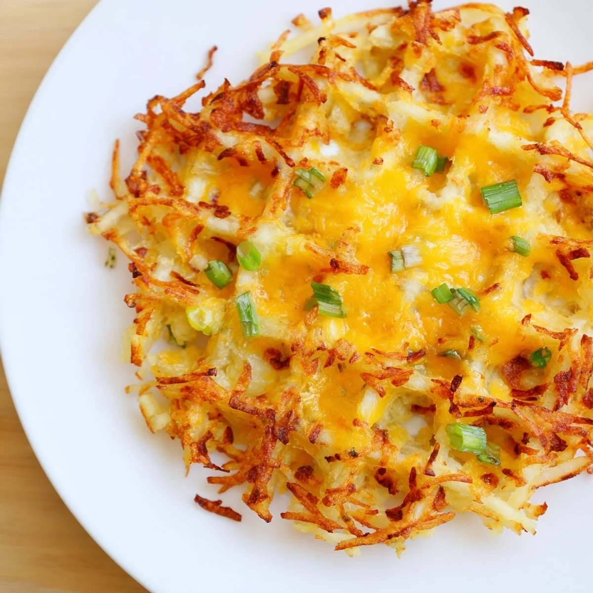 Nahaufnahme von dampfenden, käsigen Hash Brown Waffles, die zum Knuspern und Genießen einladen.