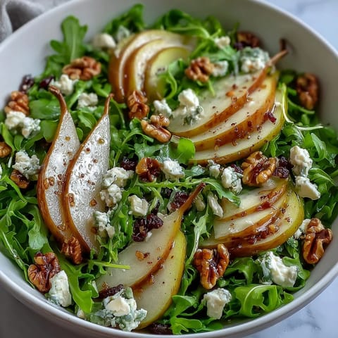 Frische Arugula und Birne Schüssel mit cremigem Käse und knusprigen Nüssen.