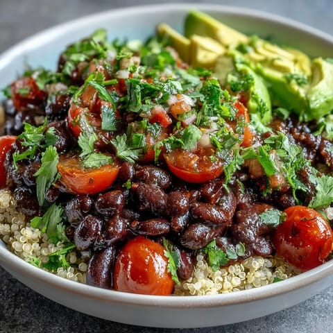 Saftige schwarze Bohnen und bunten Beilagen in dieser leckeren Taco Bowl.