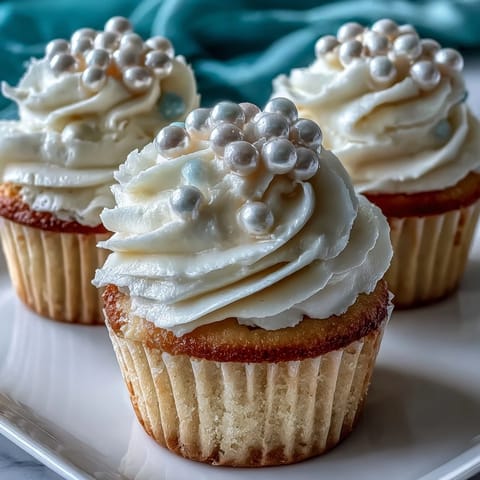 Feine Vanille-Cupcakes mit Perlenfondant für Krebs-Geburtstage, perfekt für den besonderen Tag.